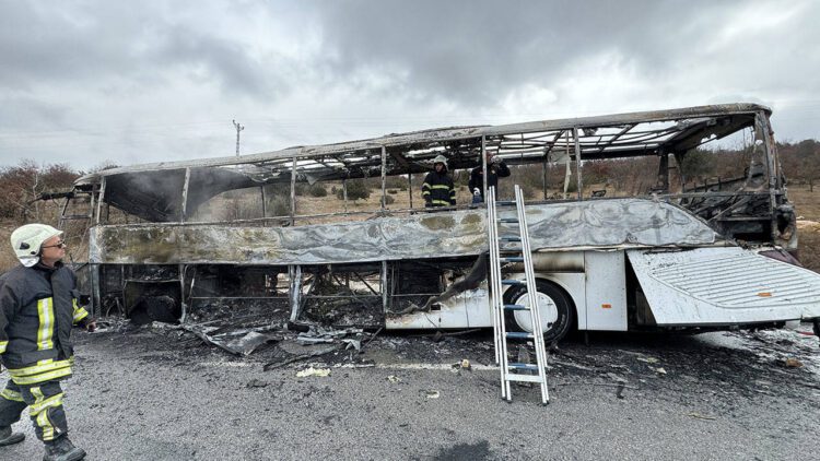Çorum’da kamyona çarpan yolcu otobüsü alev aldı