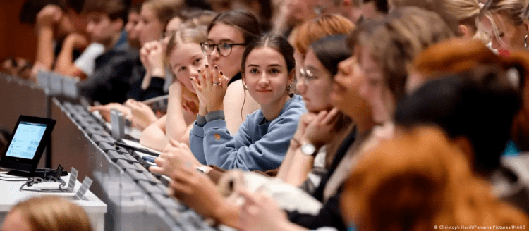 Almanya’da öğrencilere bin euroluk yardım