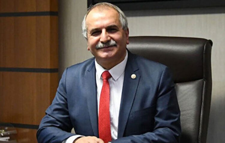 Yeniçağ gazetesinin sahibi Ahmet Çelik kardeşi tarafından bıçaklandı
