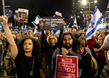 İsrail’de binlerce kişi hükümeti protesto etti