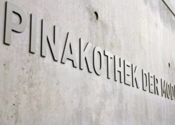 Sanat galerisine kendi tablosunu asan çalışan işten atıldı