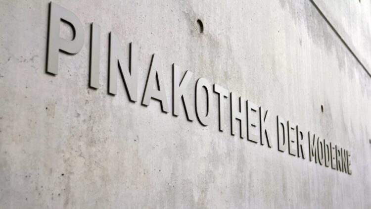 Sanat galerisine kendi tablosunu asan çalışan işten atıldı