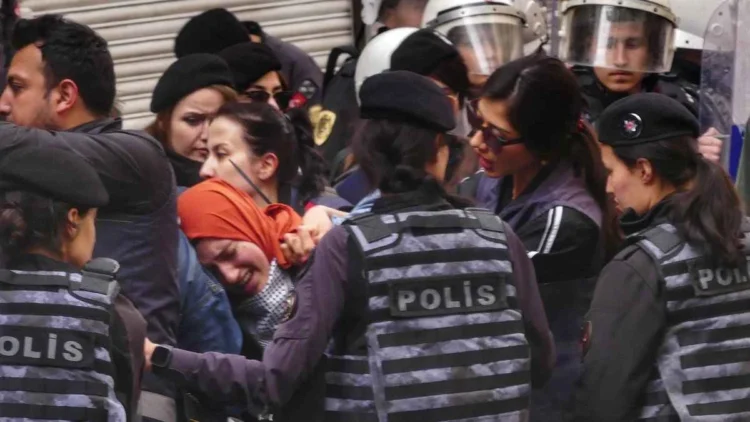 “İsrail’le ticaret kesilsin” sloganı atan gençler tutuklandı