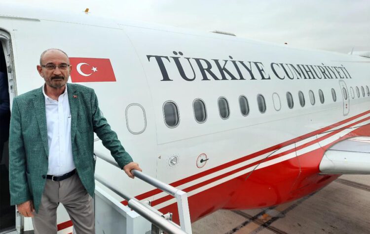 Cumhurbaşkanlığı uçağıyla poz veren yandaş gazeteci, tasarruf tedbirlerini hatırlatanlara  ‘höst’ dedi