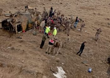 Başkale’de askeri araç devrildi: 6’sı ağır 11 yaralı