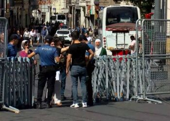 Trans Onur Yürüyüşü’ne engel: Taksim’e yaya girişleri kapatıldı
