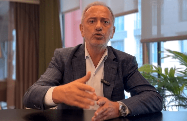 Fatih Altaylı’ya kaldırımda motosiklet çarptı