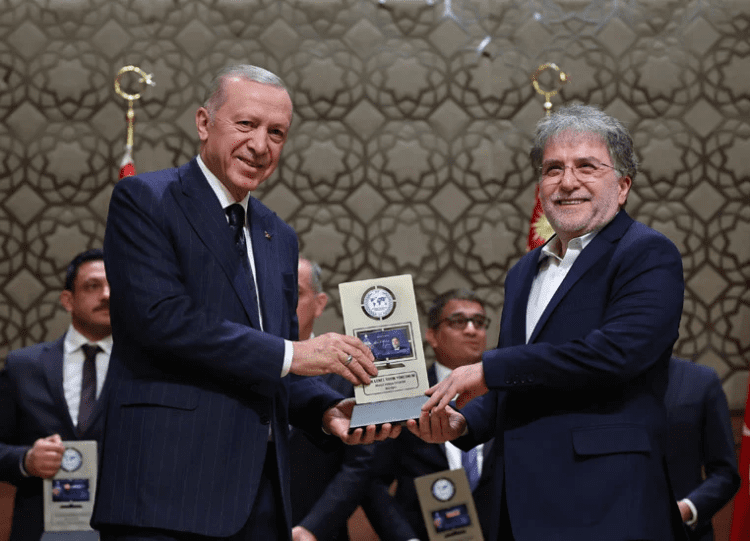 Saray, yandaşları ödüle boğdu