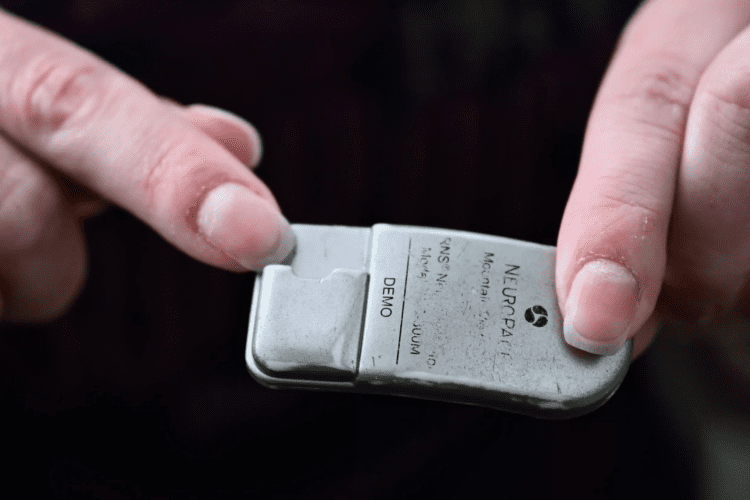 İlk kez bir çocuğun kafasına epilepsi cihazı yerleştirildi