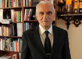 Eski Dışişleri Bakanı Yaşar Yakış hayatını kaybetti