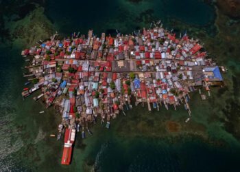 Deniz seviyesi yükselince bir adasını tahliye ediyor