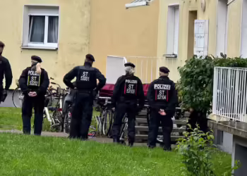 Almanya’da üç kişiyi bıçaklayan saldırgan polis tarafından öldürüldü