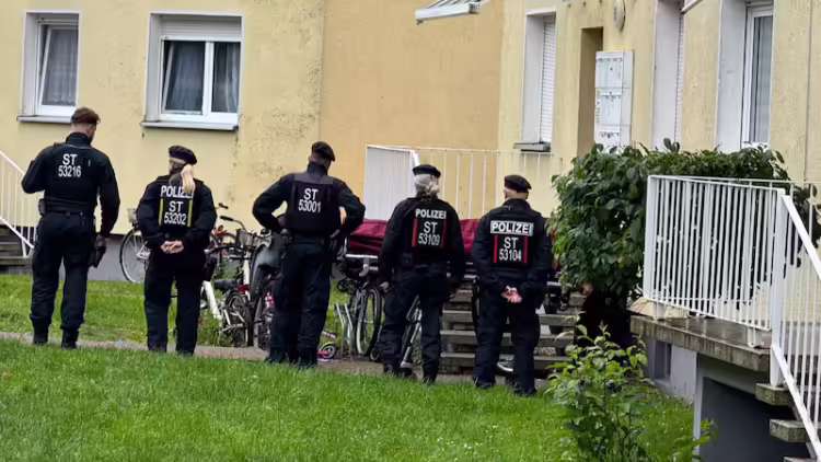 Almanya’da üç kişiyi bıçaklayan saldırgan polis tarafından öldürüldü