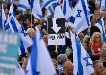 On binlerce kişi Netanyahu hükümetini protesto etti