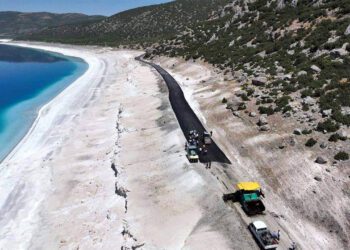 Salda Gölü çevresine kara asfalt döktüler
