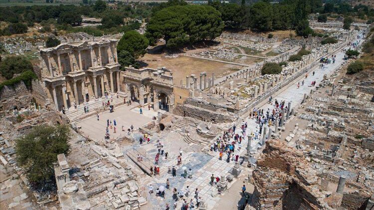 Turizmci isyanda: Efes Antik Kenti giriş ücretinin 55 euroya çıkarılması gündemde; bıçak kemiğe dayandı!