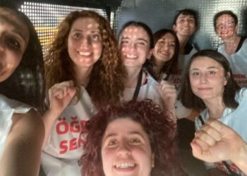 Oturma eylemindeki öğretmenlere gözaltı