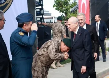 CHP, Bahçeli’nin elini öpen özel harekat başkanının emekli edilmesini istedi