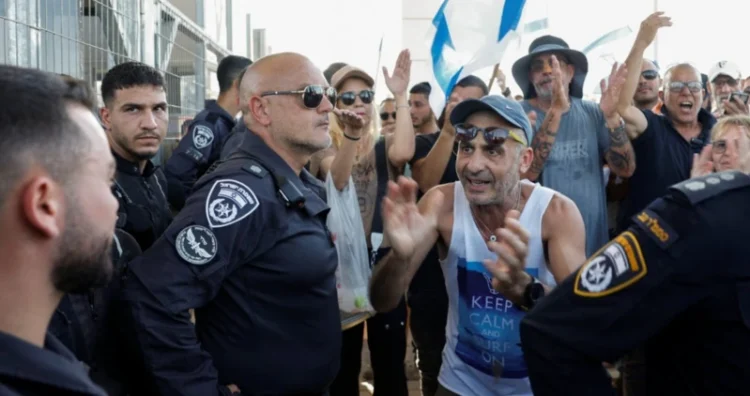 İsrail’de ciddi işkenceyle suçlanan 9 askerin tutulduğu tesis basıldı, aşırı sağ askerleri ‘kahraman’ ilan etti