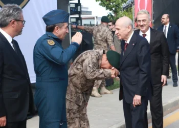 Özel Harekat Başkanı, Bahçeli’nin elini öptü
