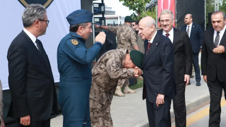 Özel Harekat Başkanı, Bahçeli’nin elini öptü