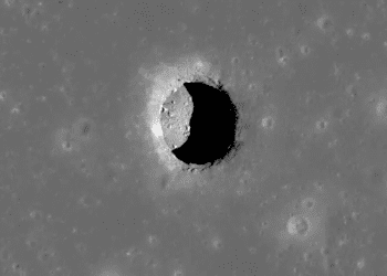 Ayda keşfedilen mağara