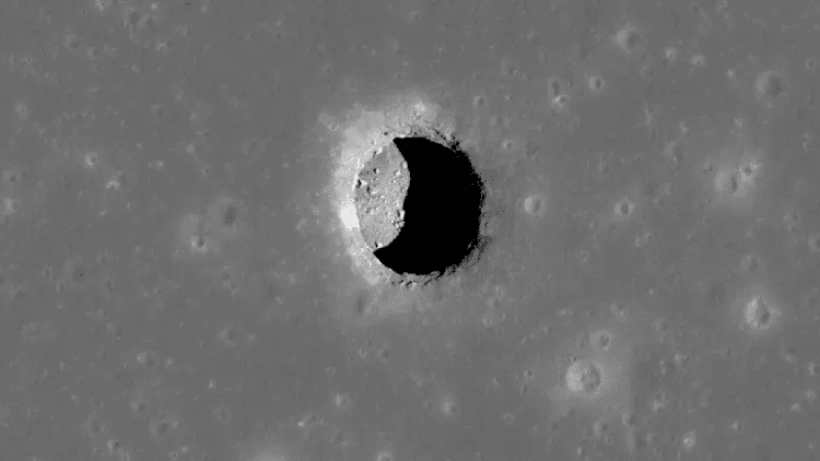 Ayda keşfedilen mağara