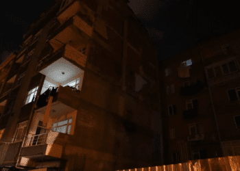 Bahçelievler’de duvarından parça düşen bina tahliye edildi