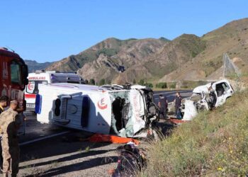 Erzurum’da ambulans ile otomobil çarpıştı: 4 ölü