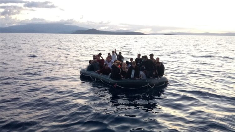 İzmir’de 22’si çocuk 57 düzensiz göçmen yakalandı
