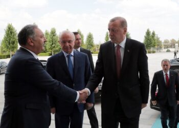 İki AKP’li bir oturuşta 17 emekli maaşı yedi