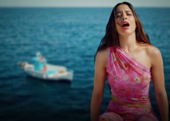 Eurovision’da Yunanistan’ı temsil eden Marina Satti’den mültecilere özel şarkı: ‘Ah Deniz…’