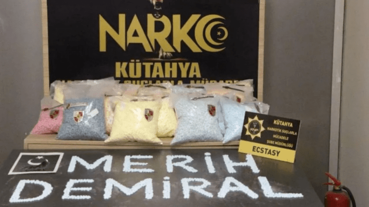 Polis, ele geçirdiği uyuşturucu haplarla ‘Merih Demiral’ yazdı