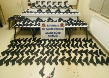 Polisin arama yaptığı araçtan cephanelik çıktı