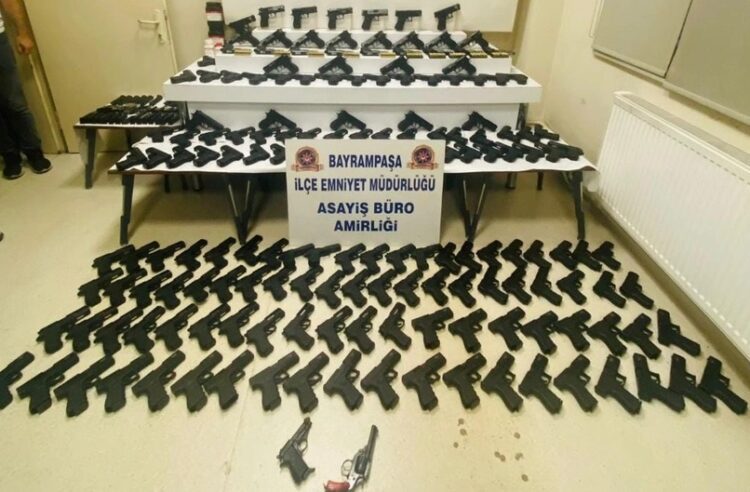 Polisin arama yaptığı araçtan cephanelik çıktı