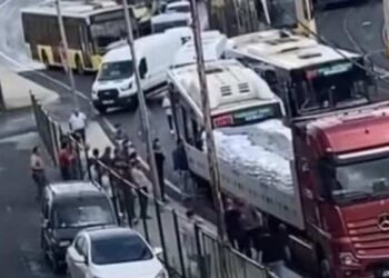 Sultangazi’de otobüs tıra çarptı