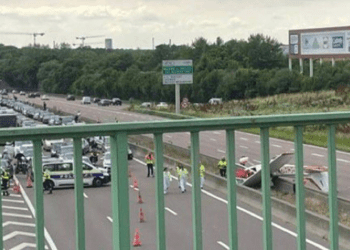 Fransa’da otoyola küçük uçak düştü: 3 ölü