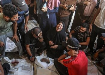 İsrail’in Gazze’de bir eve düzenlediği hava saldırısında 6 Filistinli öldü