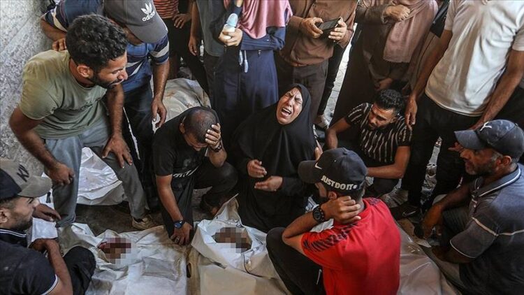 İsrail’in Gazze’de bir eve düzenlediği hava saldırısında 6 Filistinli öldü