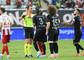 Yayıncı kuruluş açıkladı: Süper Lig’de hakeme saldırı