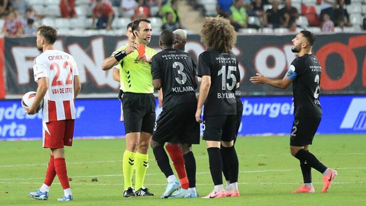 Yayıncı kuruluş açıkladı: Süper Lig’de hakeme saldırı