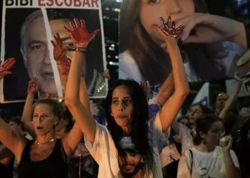 İsrailli rehinelerin yakınları Tel Aviv’de ‘ateşkes’ için toplandı