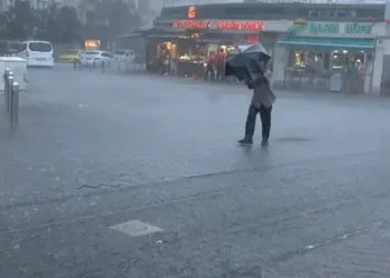 İstanbul’da etkili olan sağanak yağmur vatandaşlara zor anlar yaşattı