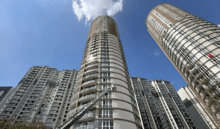 İstanbul’da 33 katlı binada çıkan yangın söndürüldü