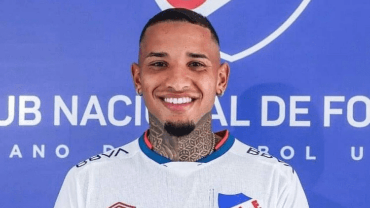 Sahada bilincini kaybederek yere yığılan futbolcu yaşamını yitirdi