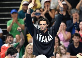 Altın madalya kazanan İtalyan yüzücü, geceyi parkta geçirdi!