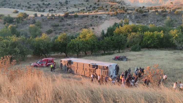 Malatya’da yolcu otobüsü devrildi