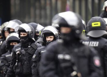 Almanya’da polis bıçaklı saldırganı öldürdü