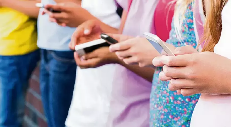 Belçika akıllı telefonu okullarda yasakladı