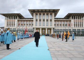 CHP Milletvekili Hasan Öztürkmen: Saray, 2023 yılında günlük ortalama 1541 asgari ücret harcamış